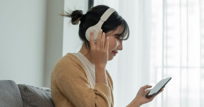 音楽を聴いている女性
